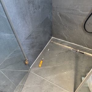 חדר אמבטיה עם כלי עבודה על הרצפה
