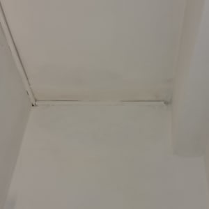 תקרה עם סימני רטיבות או עובש בפינה