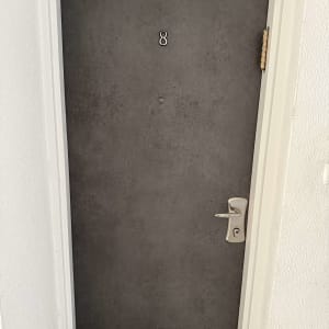 דלת אפורה עם מספר שמונה וידית כסופה
