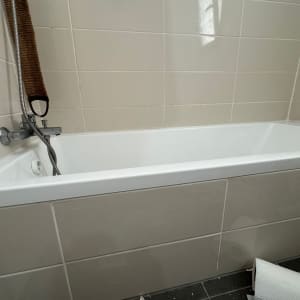 אמבטיה עם ברז ומקלחת בחדר רחצה