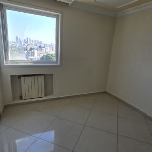 חדר ריק עם תקרה מעוצבת ורצפה מבריקה