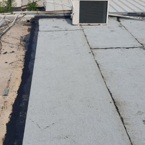 גג אטום עם יריעות ביטומניות ואיטום זפת שחור