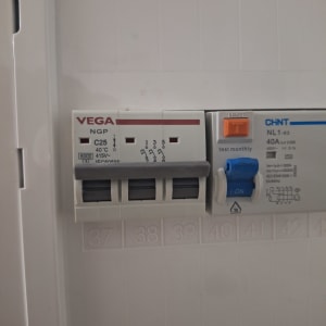 מפסקי חשמל בלוח חשמל עם כיתוב VEGA ו-CHINT