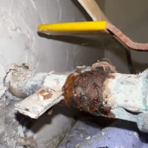 צינור חלוד עם נזילה ליד דוד שמש