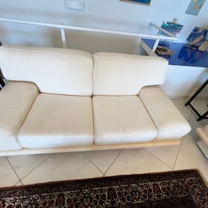 ספה לבנה נקייה על שטיח צבעוני