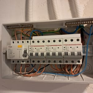 לוח חשמל עם חוטים ומפסקים