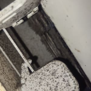 תמונה של חלק פנימי של מזגן עם לכלוך