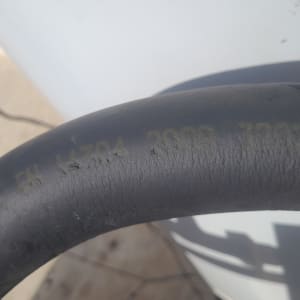 צינור שחור עם כיתוב מספרים על רקע בהיר