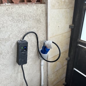 שקע חשמלי עם כבל מחובר לקיר