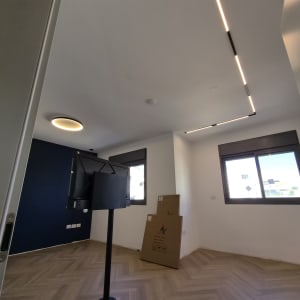 התקנת גופי תאורה מעוצבים ופרופיל תאורה שקוע בתקרה