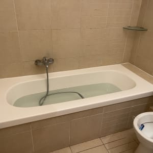 אמבטיה עם מים, ברז ומקלחת יד