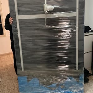 מכשיר עטוף בניילון עם מסגרת מתכת לבנה