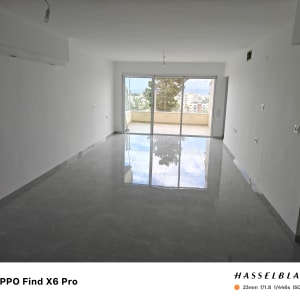 חדר ריק עם רצפת קרמיקה חדשה ומרפסת