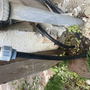 צינור מים עם מחבר פלסטיק וברז חיצוני