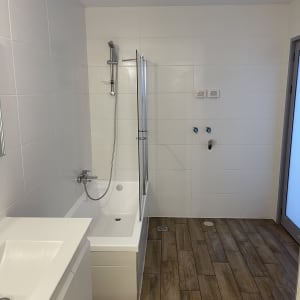 אמבטיה עם מקלחון, כיור ורצפת עץ