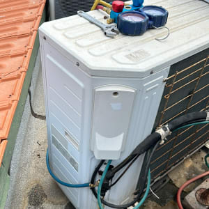 יחידת מיזוג אוויר עם מד לחץ וכלי עבודה