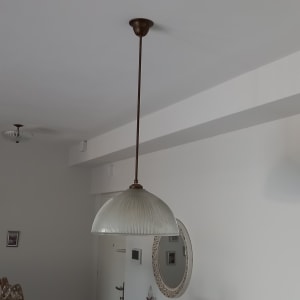 מנורת תקרה תלויה עם כבל חשמל חום