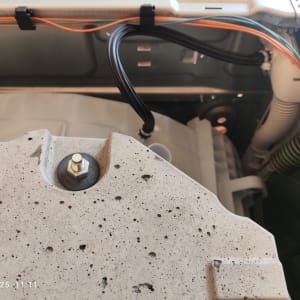 חלקים פנימיים של מכשיר חשמלי עם חוטים וברגים