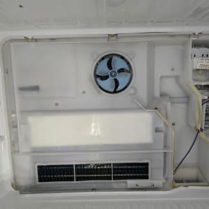 חלקים פנימיים של מקרר עם מאוורר וחוטים