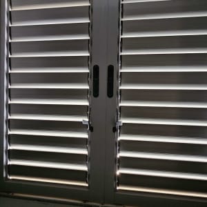 תריסים סגורים עם אור חודר בין השלבים