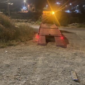 רכב גרר עם רמפה פתוחה ותאורה מהבהבת