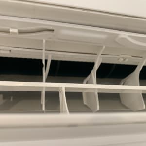 תריסי מזגן פתוחים עם חלקים פנימיים גלויים