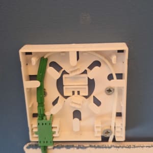 תשתית תקשורת עם חיבורים וכבלים על קיר