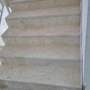 מדרגות שיש בהתקנה חדשה