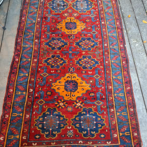 שטיח צבעוני עם דוגמאות גיאומטריות על רצפת עץ