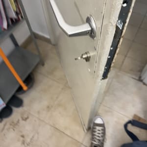 ידית דלת ומנעול, נעליים על רצפה