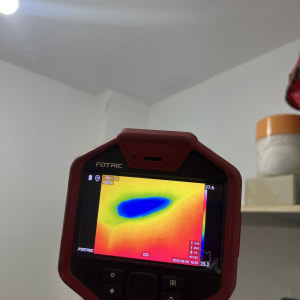 מד חום תרמי מציג אזור כחול על קיר