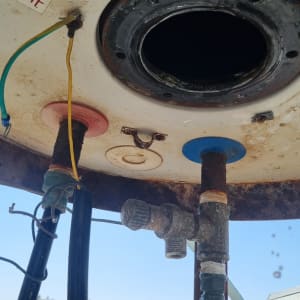 חיבורים וצינורות בתחתית דוד שמש ישן