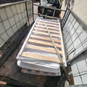 מיטה על משאית הובלה עם רצועות קשירה