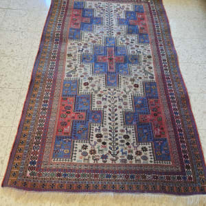 שטיח צבעוני על רצפת אריחים