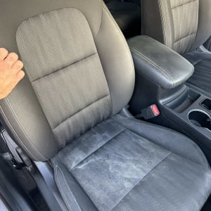 מושב רכב עם כתמים לפני ניקוי