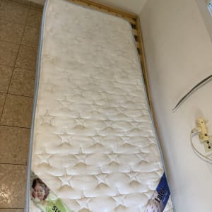 מזרן על מיטה בחדר עם שקעי חשמל
