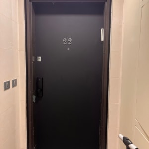 דלת שחורה עם מספר 22, ידית ומנעול