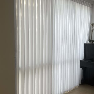 וילון לבן תלוי ליד חלון גדול