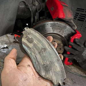 רפידות בלם משומשות מול דיסק בלם ברכב