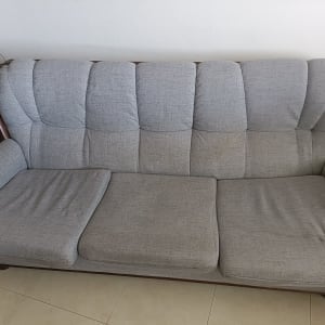 ספה אפורה עם כתמים על הריפוד