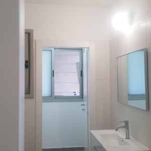 חדר אמבטיה עם קירות צבועים בלבן