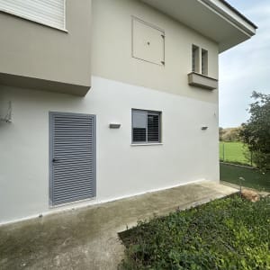 קיר חיצוני עם דלת וחלון, מתאים לאיטום