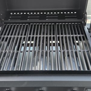 גריל גז עם כירת צד ומכסה פתוח