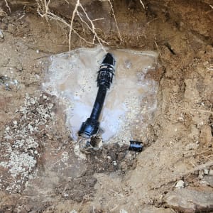 תמונה של צינור שבור באדמה עם מים
