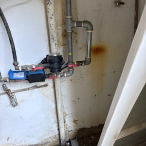 התקנת שסתום אל חוזר ומערכת שעון מים בצנרת גלויה