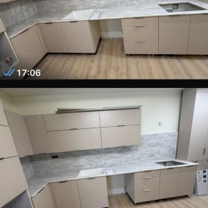 מטבח עם משטח שיש וארונות בהתקנה