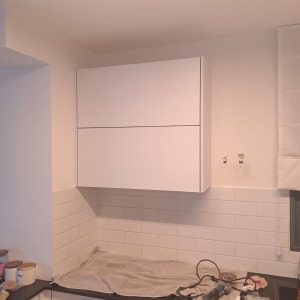 מטבח עם ארונות וכלים על השיש