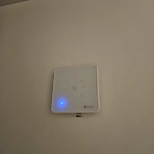 מתג חכם על קיר עם תאורה כחולה