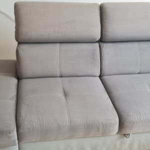 ספת בד אפורה נקייה לאחר ניקוי ריפודים