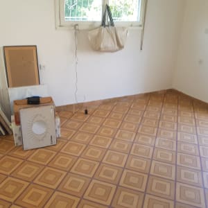 חדר ריק עם קופסאות על הרצפה